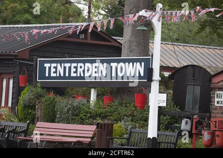 Tenterden Town Bahnhof Schild in Kent Stockfoto