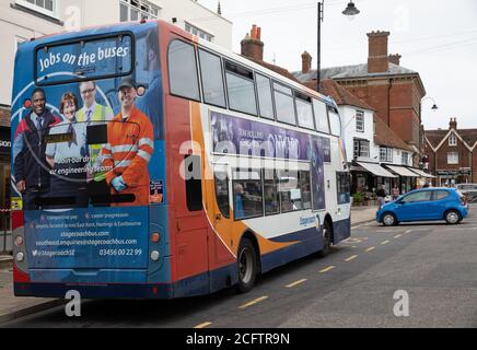 Ein Doppeldeckerbus an einer Bushaltestelle in Tenterden, Kent Stockfoto