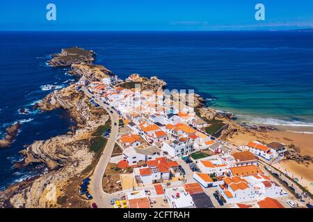 Luftaufnahme der Insel Baleal naer Peniche am Ufer des Ozeans an der Westküste Portugals. Baleal Portugal mit unglaublichem Strand und Surfern. Aeri Stockfoto