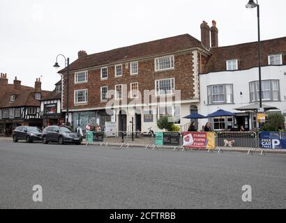 Eine Reihe von Geschäften in Tenterden, Kent Stockfoto