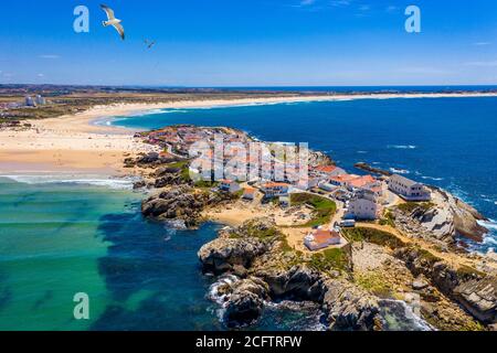 Luftaufnahme der Insel Baleal naer Peniche am Ufer des Ozeans an der Westküste Portugals. Baleal Portugal mit unglaublichem Strand und Surfern. Aeri Stockfoto