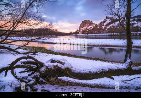 Schneebedeckte Ruinen der Burg Devin über der Donau in Bratislava, Slowakei bei Sonnenaufgang Stockfoto