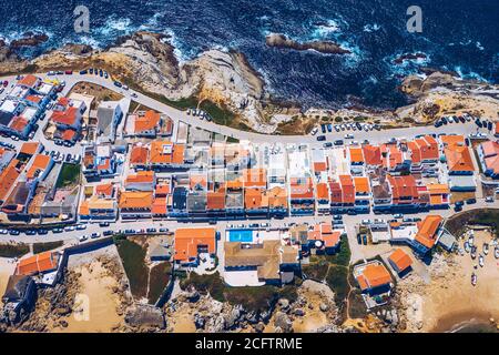 Luftaufnahme der Insel Baleal naer Peniche am Ufer des Ozeans an der Westküste Portugals. Baleal Portugal mit unglaublichem Strand und Surfern. Aeri Stockfoto