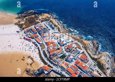 Luftaufnahme der Insel Baleal naer Peniche am Ufer des Ozeans an der Westküste Portugals. Baleal Portugal mit unglaublichem Strand und Surfern. Aeri Stockfoto