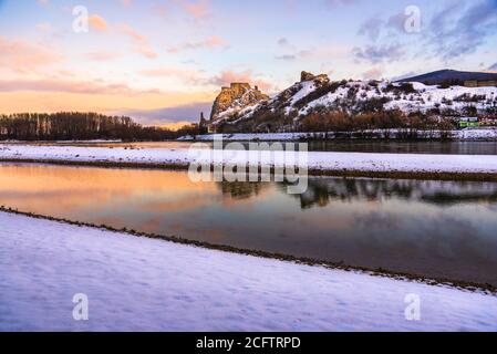 Schneebedeckte Ruinen der Burg Devin über der Donau in Bratislava, Slowakei bei Sonnenaufgang Stockfoto