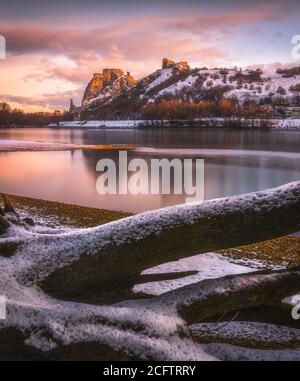 Schneebedeckte Ruinen der Burg Devin über der Donau in Bratislava, Slowakei bei Sonnenaufgang Stockfoto