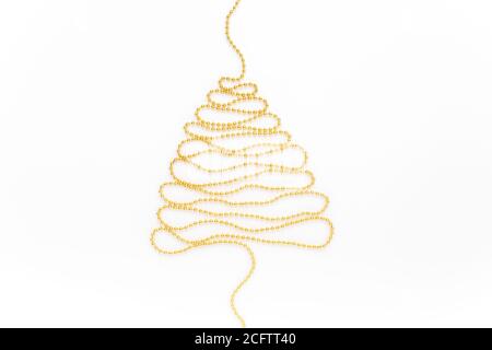 Weihnachtsbaum aus goldenem Lametta auf weißem Hintergrund mit leerem Platz für Text. Flat Lay, Draufsicht minimales Urlaubskonzept. Stockfoto