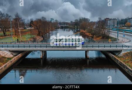 Der moderne Stadtobus in Riga führt durch den Zunds-Kanal, den Daugava-Fluss. Stockfoto