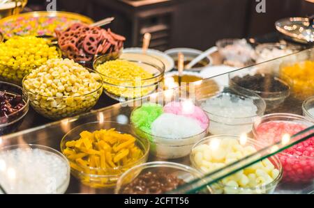 Buffet Tisch serviert von verschiedenen CANape, Salate, Gemüse, Obst, Snacks bereit zum Essen im Restaurant Stockfoto