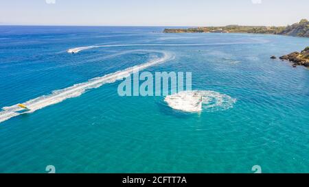 Fly Boarding und Reiten im Meer an einem sonnigen Sommertag, Zakynthos, Griechenland Stockfoto