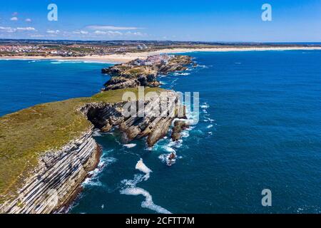 Luftaufnahme der Insel Baleal naer Peniche am Ufer des Ozeans an der Westküste Portugals. Baleal Portugal mit unglaublichem Strand und Surfern. Aeri Stockfoto