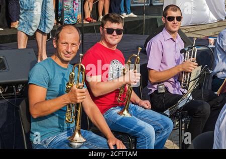 Dnipro, Ukraine - 21. August 2020: Fröhliche Trompeter bei der Probe des Orchesters im Freien am sonnigen Sommertag Stockfoto