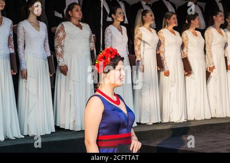Dnipro, Ukraine - 21. August 2020: Meister der Zeremonien in nationalen ukrainischen Kostüm und Kammerchor Dnipropetrovsk Akademische Oper und Ballett Weizen Stockfoto