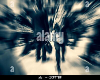 Verschwommenes Bild von Pendlern, die durch die Charing Cross Station eilen Stockfoto