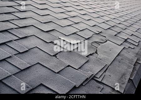 Nahaufnahme auf Asphalt Roofing Schindeln Hintergrund. Dachschindeln - Dacheindeckung. Schindeln Dachschaden mit Frost bedeckt Stockfoto