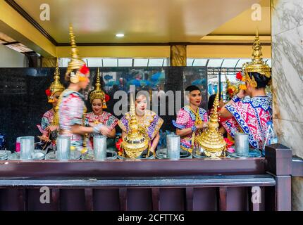 BANGKOK, THAILAND - 16. DEZEMBER 2018 - Thai Folk Dancers Prepairing for Performing Thai Classical Dance to Pay Respect to the Erawan Shrine at Ratcha Stockfoto