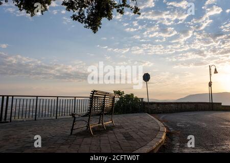 Einsame Bank mit atemberaubendem Panoramablick in Umbrien, Italien Stockfoto