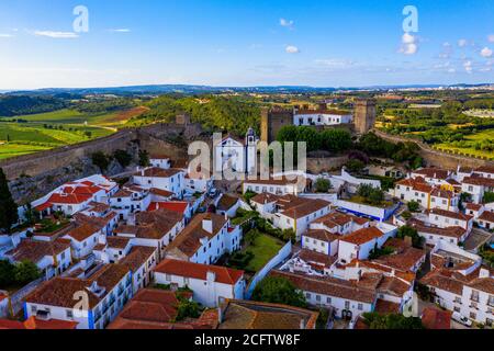 Luftaufnahme der historischen ummauerten Stadt Obidos bei Sonnenuntergang, in der Nähe von Lissabon, Portugal. Luftaufnahme der mittelalterlichen Stadt Obidos, Portugal. Luftaufnahme von medi Stockfoto