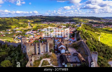 Luftaufnahme der historischen ummauerten Stadt Obidos bei Sonnenuntergang, in der Nähe von Lissabon, Portugal. Luftaufnahme der mittelalterlichen Stadt Obidos, Portugal. Luftaufnahme von medi Stockfoto