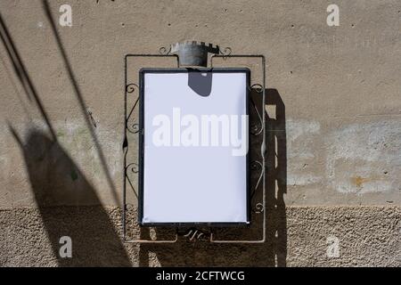 Leeres Menü Board Stand und Café im freien Stockfoto
