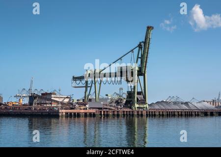 Art der Fracht-Terminal und Kräne, Liegeplätze für Umladung von Schüttgut, Eisenerz und Kohle Stockfoto