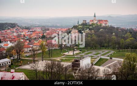 Stadt Mikulov mit Burg Mikulov in Südmähren, Tschechische Republik Stockfoto