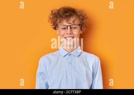 Aufgeschlossen guter Schuljunge in Brillen, Studio-Shoot. Fleißiger Junge im Hemd lächelt Stockfoto