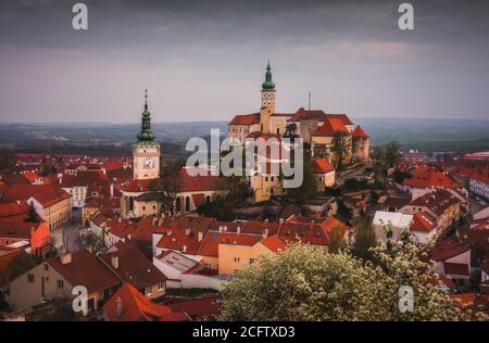 Stadt Mikulov mit Burg Mikulov in Südmähren, Tschechische Republik Stockfoto