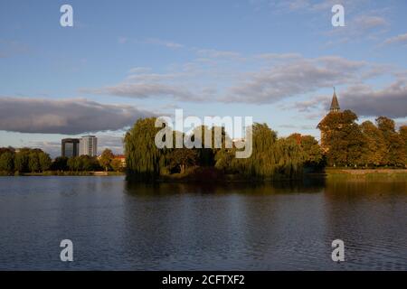 Herbstfarben im Park Pildammsparken an einem kalten Herbsttag in Malmö, Schweden Stockfoto