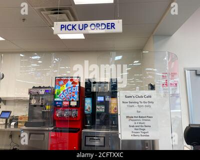 Orlando, FL/USA-8/28/20: Der Cafe-Abholbereich in einem Sam's Club in Orlando, Florida. Stockfoto