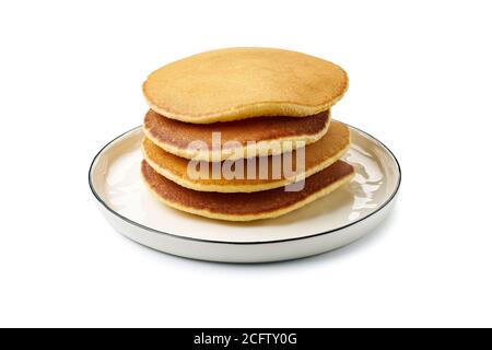 Gericht mit gestapelten Pfannkuchen auf weiß Stockfoto