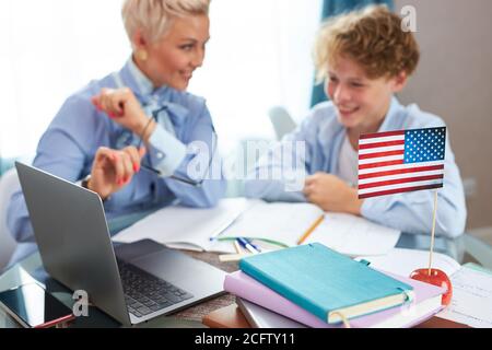 englisch Tutor ist mit dem Kind beschäftigt, unterrichtet Sprachen zu Hause. Frau hilft Schuljunge, Unterricht zu tun. Home Schooling, Hausunterricht. Out-of-School l Stockfoto