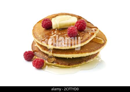 Pfannkuchen mit Butterhonig und Himbeeren auf weiß Stockfoto