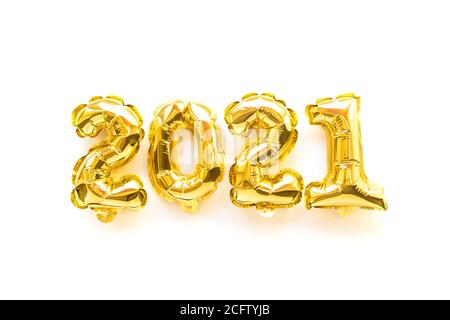 Folienballons in Form von Zahlen 2021. Neujahr Feier. Goldene Luftballons. Feiertagsdekoration. Ansicht von oben. Stockfoto