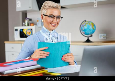 Weibliche Lehrerin halten Sprachtherapie-Sitzung mit Schülern online, lehrt Aussprache und Sprachschwierigkeiten, mit Laptop Stockfoto