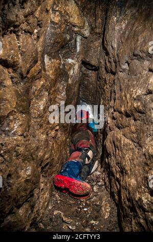 Eine sehr schmale Passage entlang einer kleinen Ader in einer alten Bleimine in Derbyshire gesprengt. Stockfoto