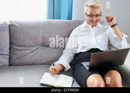 Beschäftigt kaukasischen Lehrer Tutor lernen im Online-Chat lehren, Abstand Webinar Online-Unterricht Konzept Stockfoto