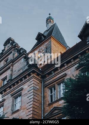 Vertikale Low-Winkel-Aufnahme der Fassade eines alten Gebäude Stockfoto