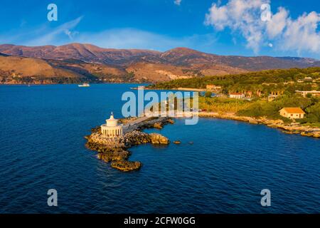 Luftaufnahme des Leuchtturms von Saint Theodore in Lassi, Argostoli, Kefalonia Insel in Griechenland. Leuchtturm Saint Theodore auf der Insel Kefalonia, Argostoli Stockfoto