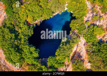 Melissani See auf Kefalonia Insel, Griechenland. Melissani Höhle (Melissani See) in der Nähe von Sami Dorf in Kefalonia Insel, Griechenland. Touristenboot auf dem See in Stockfoto