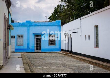 SANTIAGO de CUBA, KUBA - CA. JANUAR 2020: Straße von Santiago de Cuba Stockfoto