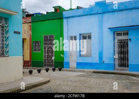 SANTIAGO de CUBA, KUBA - CA. JANUAR 2020: Straße von Santiago de Cuba Stockfoto