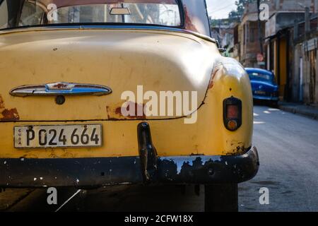 SANTIAGO DE CUBA, KUBA - CA. JANUAR 2020: Alter Oldtimer in den Straßen von Santiago de Cuba. Stockfoto