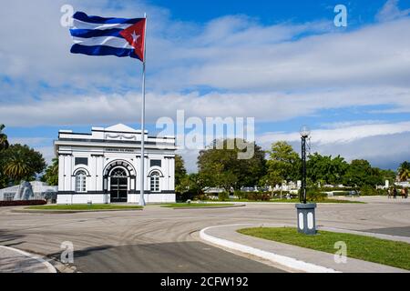 SANTIAGO DE CUBA, KUBA - CA. JANUAR 2020: Eingang des Friedhofs Santa Ifigenia in Santiago de Cuba. Dies ist die Ruhestätte einiger bemerkenswerter C Stockfoto