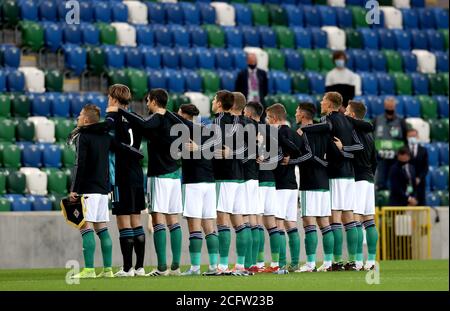 Nordirland-Spieler singen die Nationalhymne vor dem Beginn des UEFA Nations League-Spiels Gruppe 1, Liga B im Windsor Park, Belfast. Stockfoto