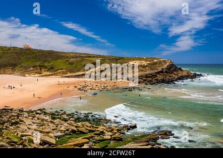 Praia das Macas in Sintra, Portugal in der Nähe des Dorfes Pinhal da Nazare. Panoramablick auf Praia das Macas im Sommer. Sintra, Portugal. Praia das Macas Stockfoto