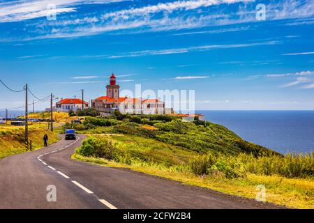 Der Leuchtturm in Cabo da Roca. Klippen und Felsen an der Atlantikküste in Sintra an einem schönen Sommertag, Portugal. Cabo da Roca, Portugal. Li Stockfoto