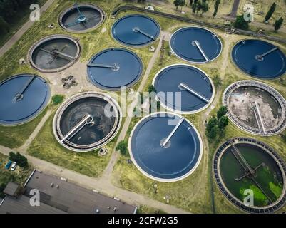 Wasserrecycling und Filtration in der Kläranlage in runden Tanks, Luftaufnahme. Stockfoto