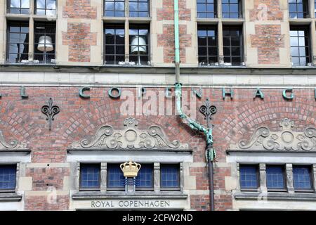 Fassadendetail des berühmten Königlichen Kopenhagener Gebäudes in Dänemark Stockfoto