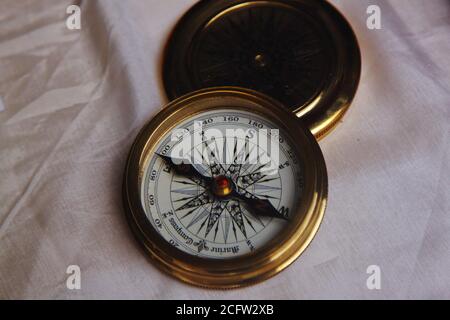 Luxus Marine Kompass vergoldet mit Saphir auf dem eingebettet Nadel Stockfoto